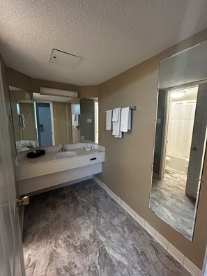 Shower, toilet paper - King Room - Non-Smoking (Austin)