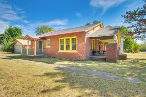 A single-story brick house with a front porch, a covered porch, and a small attached garage. - Historic Craftsman Home 3 Mi to Fort Sill N Lawton (Lawton)