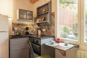 Refrigerador, horno, parrilla de estufa y cafetera y tetera 