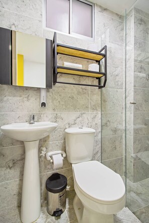 Hair dryer, towels, soap, toilet paper - Sabaneta Loft: Urban Oasis with Wi-Fi and Style (Sabaneta)