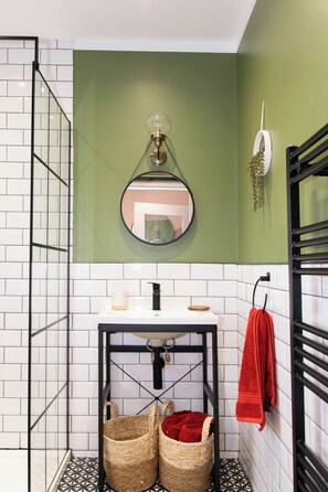 Shower, towels, soap, toilet paper - Self-contained apartment with easy access to mountains, golf courses & amenities (Annalong)