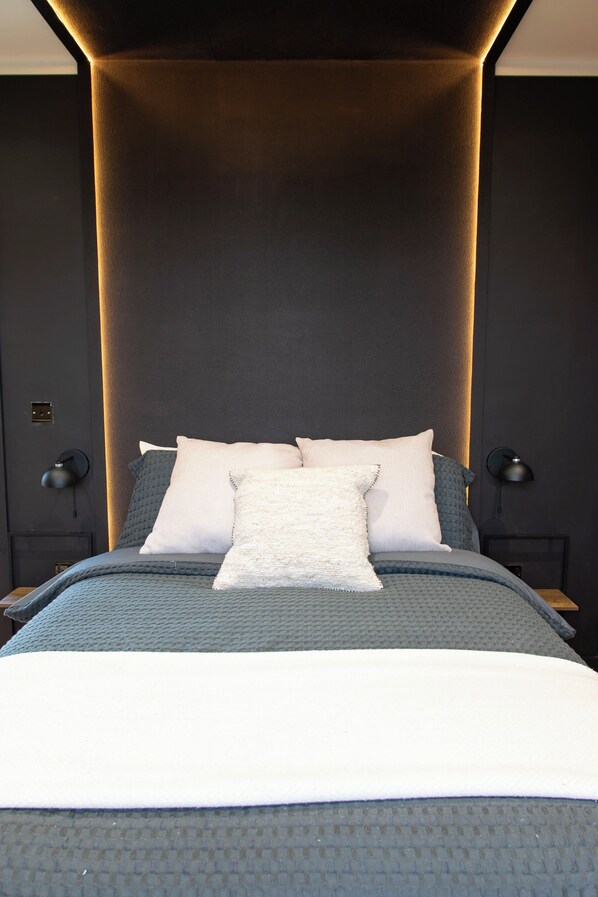 1 bedroom, WiFi, bed sheets - Self-contained apartment with easy access to mountains, golf courses & amenities (Annalong)