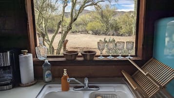 Fridge, oven, stovetop, coffee/tea maker