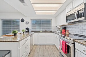 Fridge, microwave, oven, stovetop - Backyard Paradise in Chandler (Chandler)