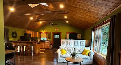 Beautiful Large Studio ~ West Gardiner