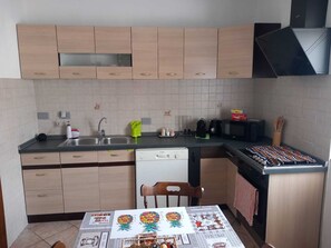 Kjøleskap, mikrobølgeovn, ovn og kokeplater