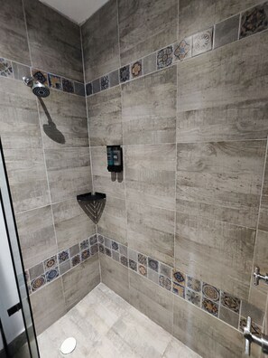 Camera Business, vista cortile | Bagno | Asciugamani, sapone, shampoo, carta igienica