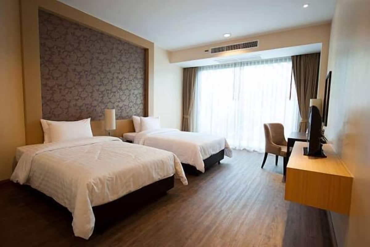 Tabla de planchar con plancha, wifi gratis y ropa de cama