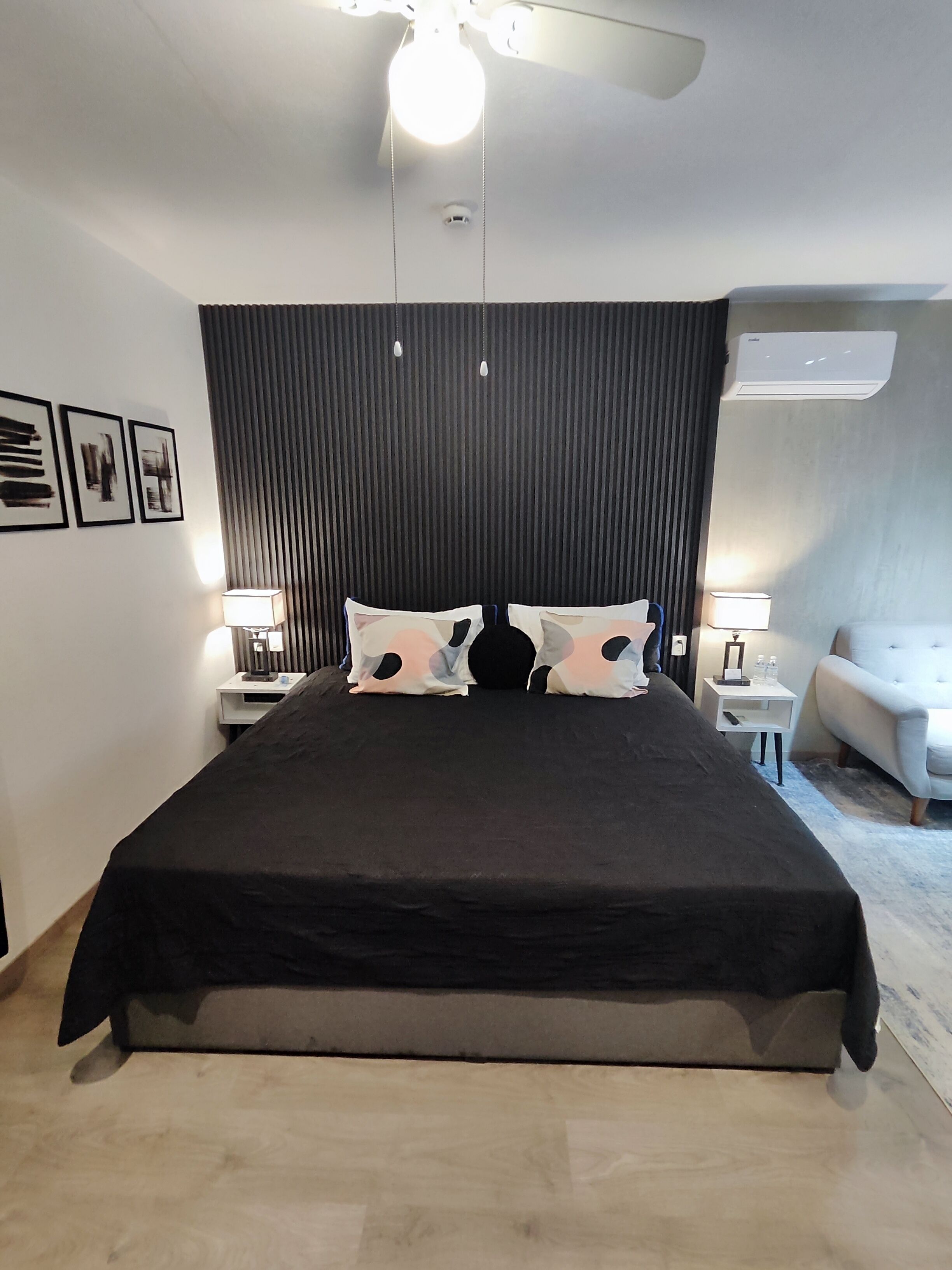 Chambre Prestige | Fer et planche à repasser, accès au Wi-Fi (inclus), literie fournie