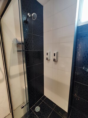 Chambre classique | Salle de bain | Serviettes fournies, savon, shampooing, papier de toilette