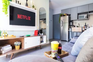 Apartment | Living room | Smart TV - Apt piscina e AC com academia e vaga (São Paulo)