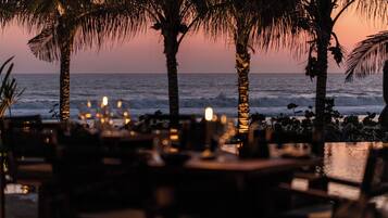 Se sirven desayunos, comidas y cocina fusión con vista a la alberca