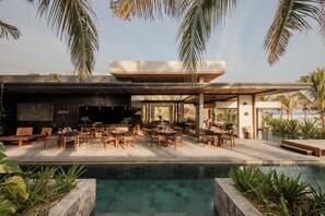 Frühstück, Mittagessen, Abendessen, Fusionsküche, Blick auf den Pool 