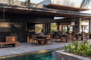 Déjeuner et dîner servis sur place, cuisine fusion, vue sur la piscine 