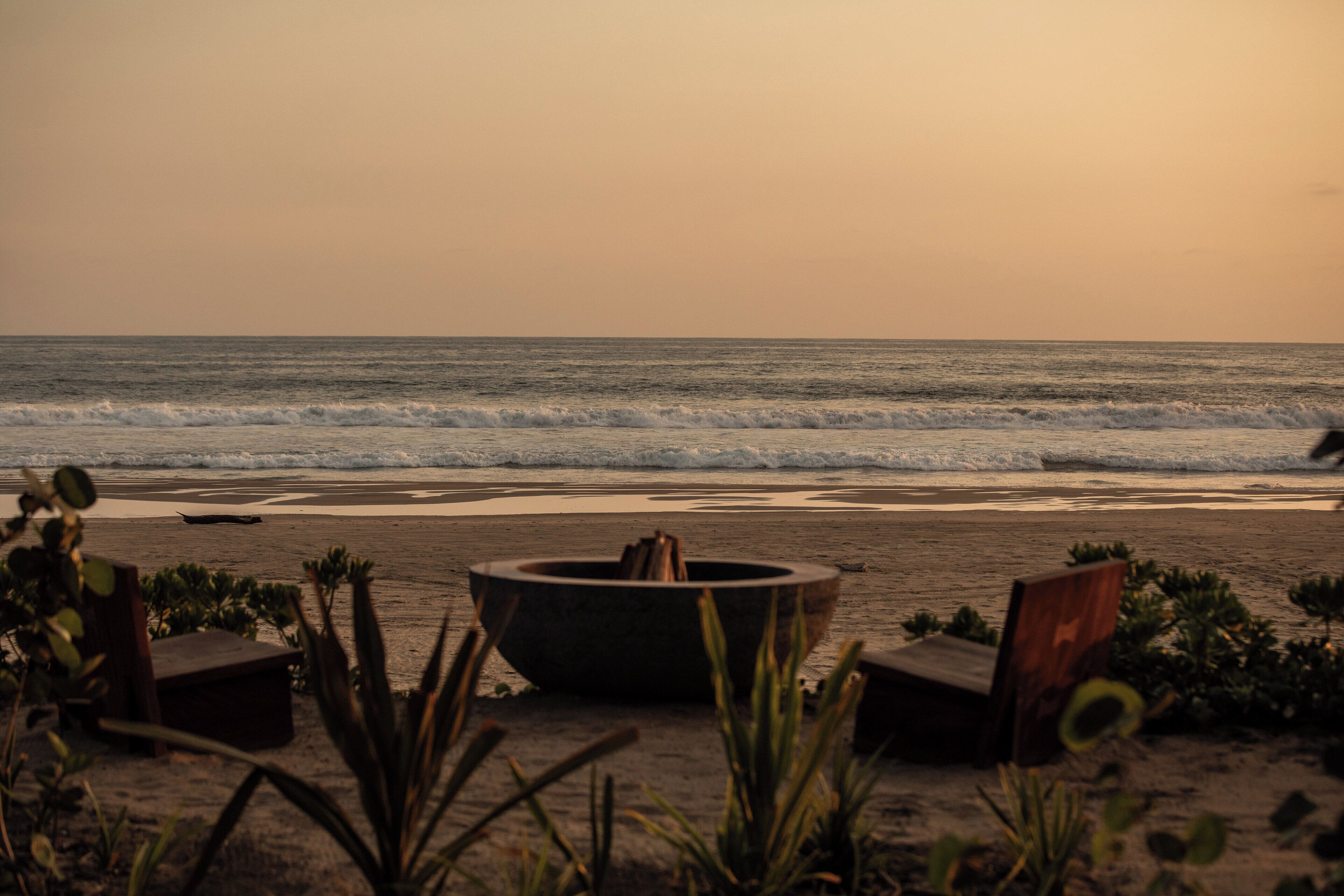 Na praia, espreguiçadeiras, toalhas de praia 