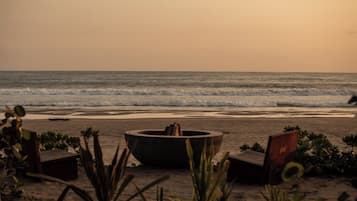 Na praia, espreguiçadeiras, toalhas de praia