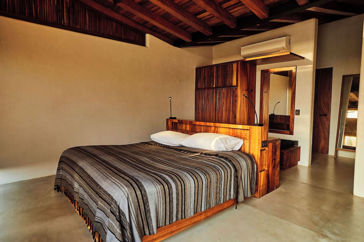 Camera Deluxe, 1 letto king con divano letto, non fumatori (Hideaway) | Una scrivania, postazione laptop, Wi-Fi gratuito