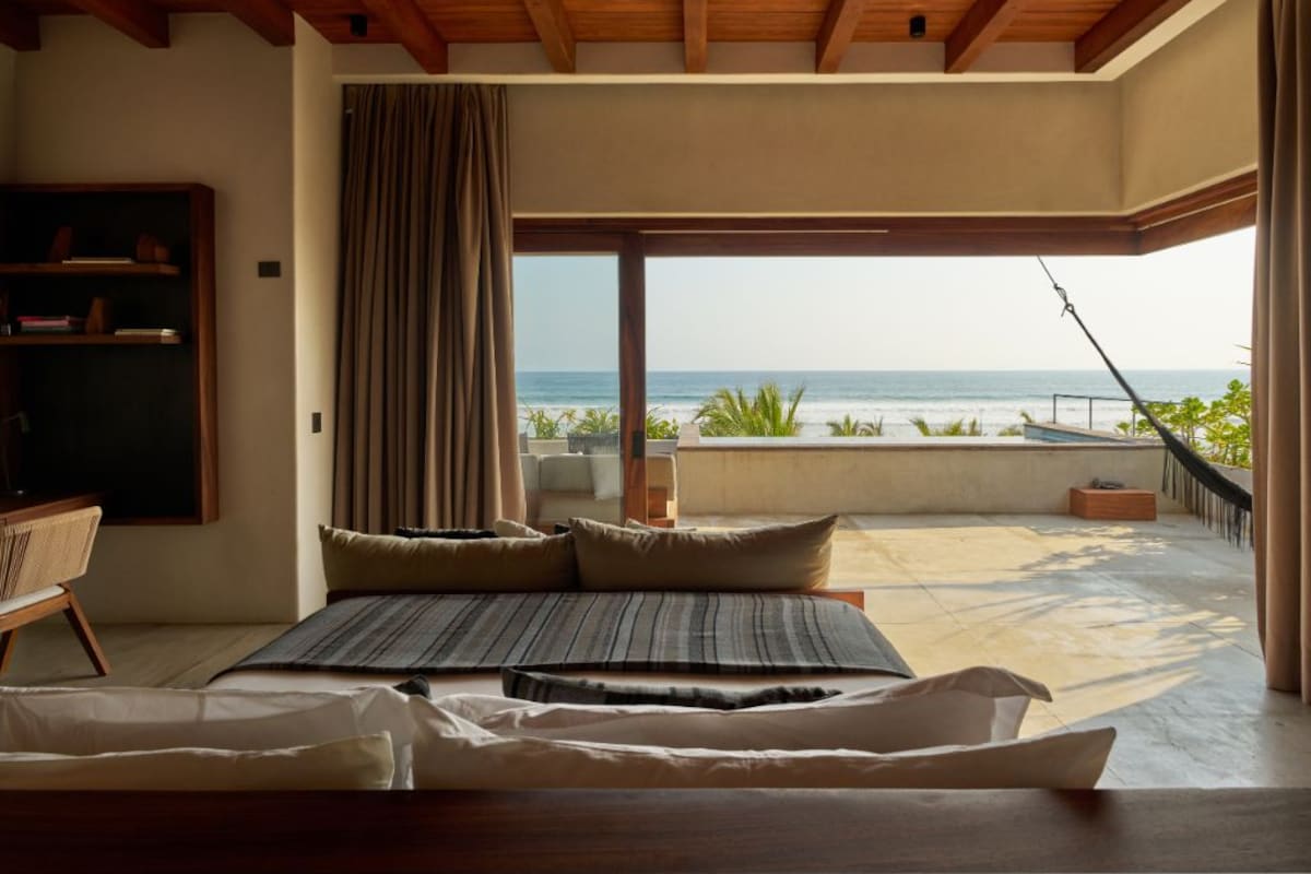 Penthouse, 1 King Bed, Tower | Desk, laptop workspace, WiFi (free), individually decorated