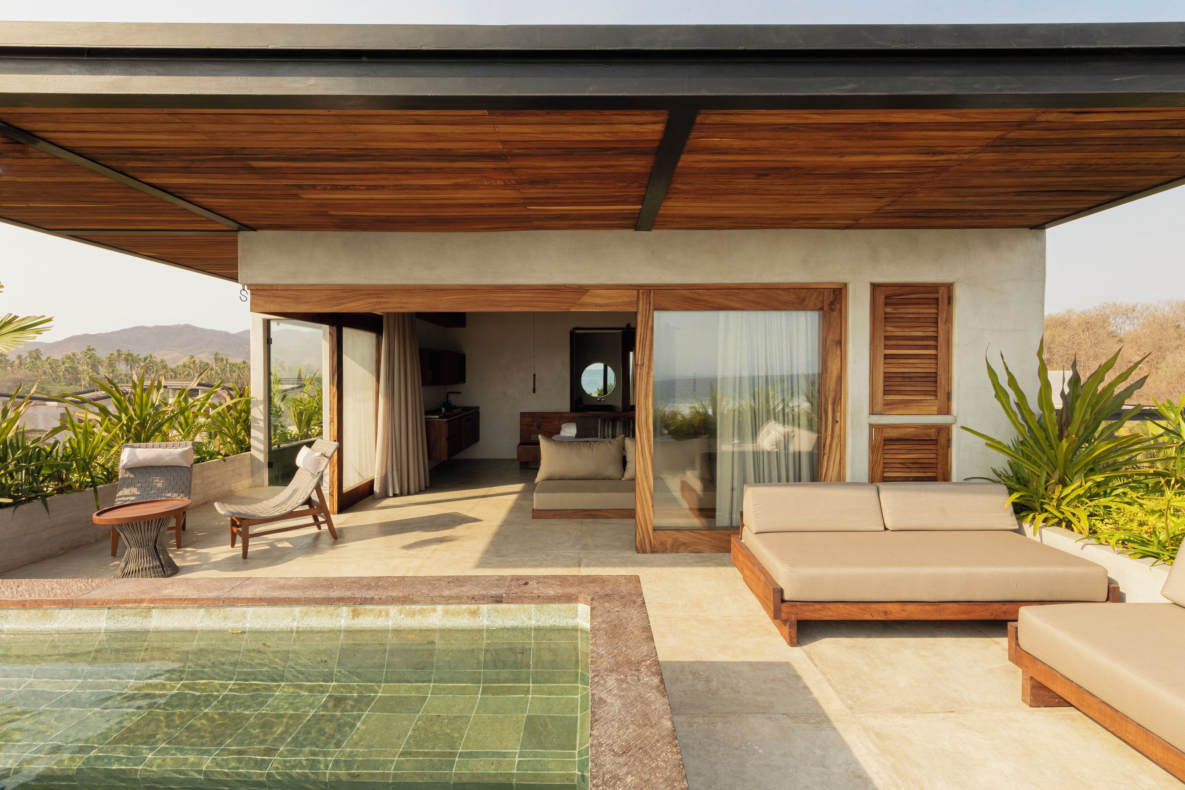 Escritorio, espacio para trabajar con laptop y wifi gratis 