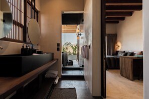 Chambre, 1 très grand lit, non-fumeur (Hotelito Jungle) | Salle de bain | Séchoir à cheveux, peignoirs, serviettes fournies, savon