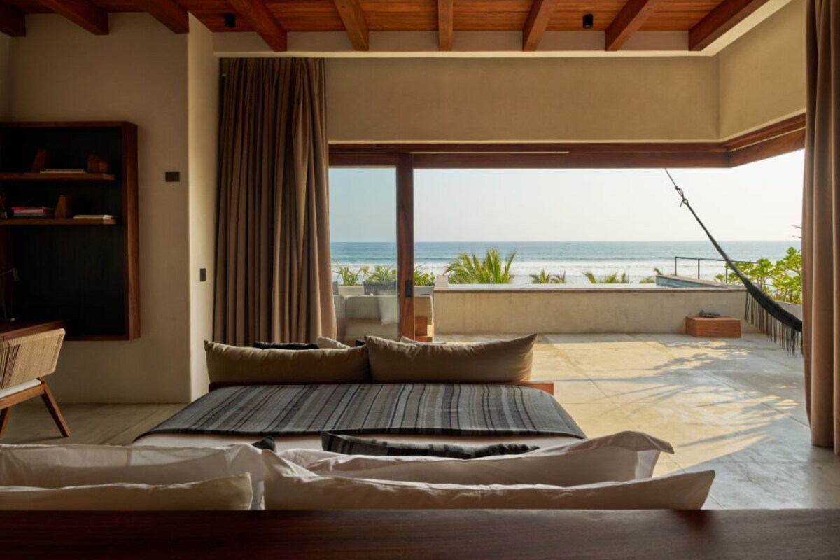 Penthouse, 1 King Bed, Tower | Desk, laptop workspace, WiFi (free), individually decorated