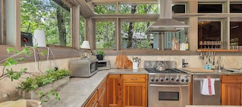 Rustic-Luxe Wilderness Retreat. Sleeps 12. Firepit. Gourmet Kitchen. WIFI. 