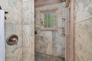 Shower, hair dryer, towels, soap - Rustic-Luxe Wilderness Retreat. Sleeps 12. Firepit. Gourmet Kitchen. WIFI.  (White Oak)