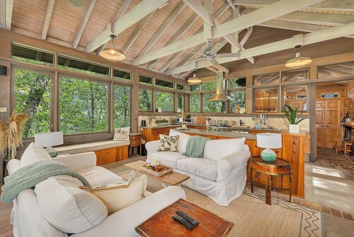 Rustic-Luxe Wilderness Retreat. Sleeps 12. Firepit. Gourmet Kitchen. WIFI. 