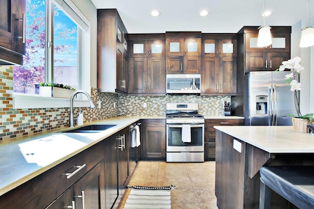Family House, Mountain View | Private kitchen | Full-size fridge, microwave, oven, stovetop