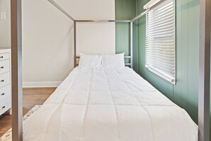 6 bedrooms, iron/ironing board, free WiFi, bed sheets