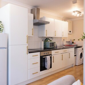 Een koelkast, een magnetron, een oven, een kookplaat