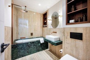 Shower, hair dryer, towels - Covent Garden 2 bed, 2 bath duplex (Greater London)