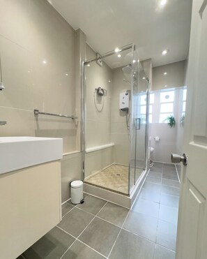 Shower, hair dryer, towels