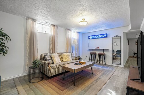 Charming 3BR Basement Suite, Full Kitchen, Sleep 8, Family Friendly