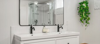 Charming 3BR Basement Suite, Full Kitchen, Sleep 8, Family Friendly