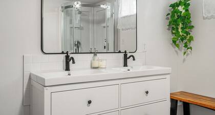 Charming 3BR Basement Suite, Full Kitchen, Sleep 8, Family Friendly