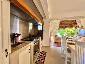 Oven, stovetop - Villa Paloma 11: a haven of peace 150 m from Ballenas and the Fishermen's Village (Las Terrenas)