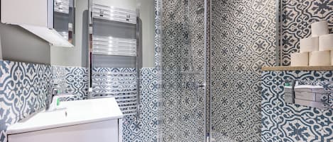 Shower, towels, soap, shampoo
