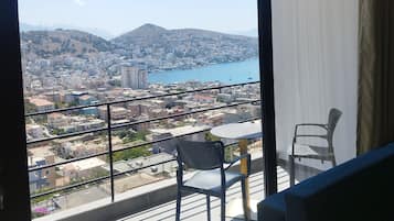 1 habitación, escritorio y espacio para trabajar con laptop