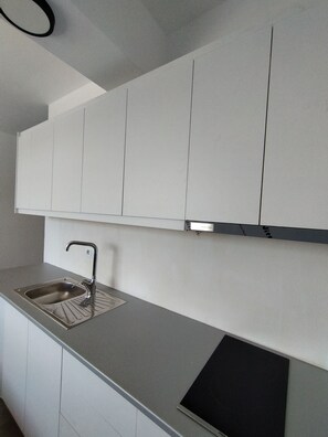 Apartment, 1 Bedroom, Sea View | Private kitchen | Mini-fridge, stovetop, electric kettle, cookware/dishes/utensils - Horizon Hill Apartments (Sarandë)
