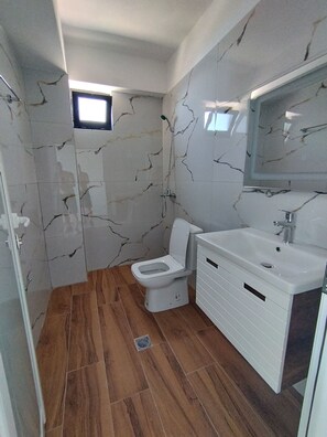 Apartment, Sea View | Bathroom | Shower, free toiletries, hair dryer, towels - Horizon Hill Apartments (Sarandë)