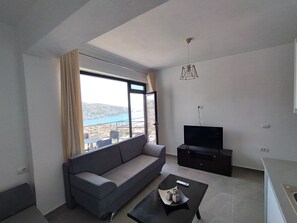 Appartement, 1 slaapkamer, balkon, uitzicht op zee | Woonruimte | Flatscreentelevisie