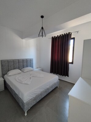 Appartement, 1 slaapkamer, balkon, uitzicht op zee | 1 slaapkamer, een bureau, een laptopwerkplek, gratis wifi