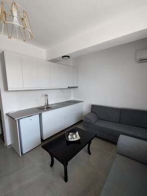 Apartment, 1 Bedroom, Balcony, Sea View | Private kitchen | Mini-fridge, stovetop, electric kettle, cookware/dishes/utensils - Horizon Hill Apartments (Sarandë)