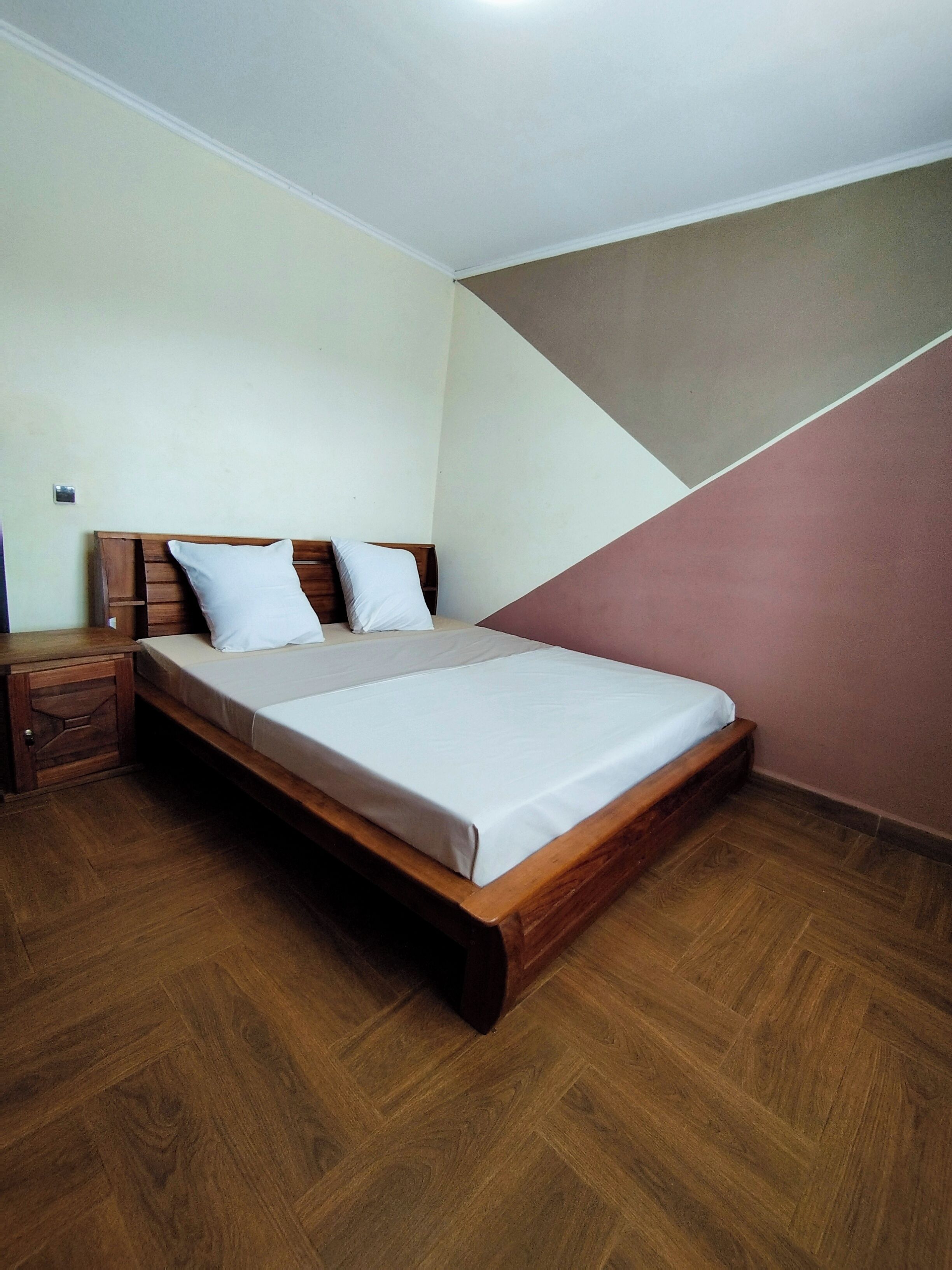 5 dormitorios, tabla de planchar con plancha, wifi gratis y ropa de cama