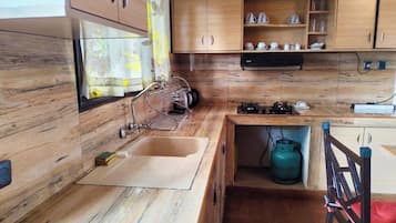 Kühlschrank, Mikrowelle, Wasserkocher, Kochgeschirr/Geschirr/Besteck