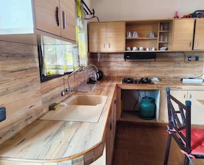 Refrigerador, microondas, tetera eléctrica y utensilios de cocina