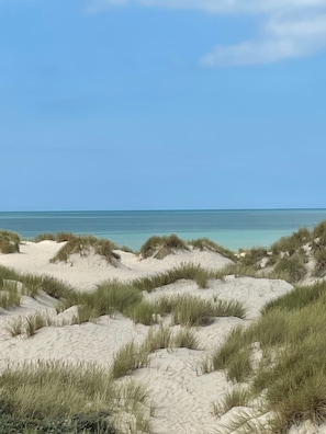 På stranden