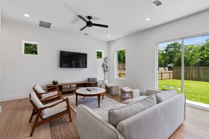 Living area - Charming 4-bedroom Luxury Home in Austin Downtown Area (Austin)