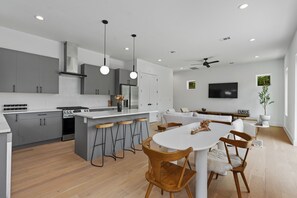 Dining - Charming 4-bedroom Luxury Home in Austin Downtown Area (Austin)